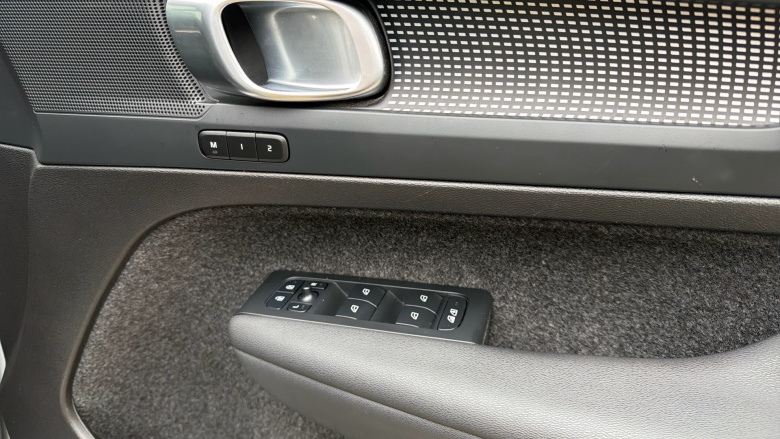 Volvo XC40 2.0 B4P Plus Dark 5dr Auto Petrol Estate